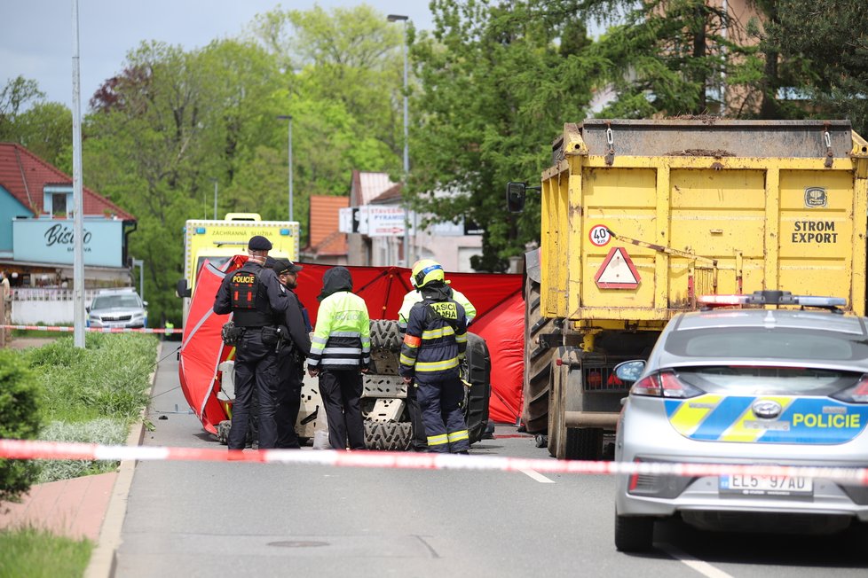 V Horních Počernicích došlo v sobotu 22. května ke srážce čtyřkolky s traktorem. Řidič čtyřkolky na místě zemřel.