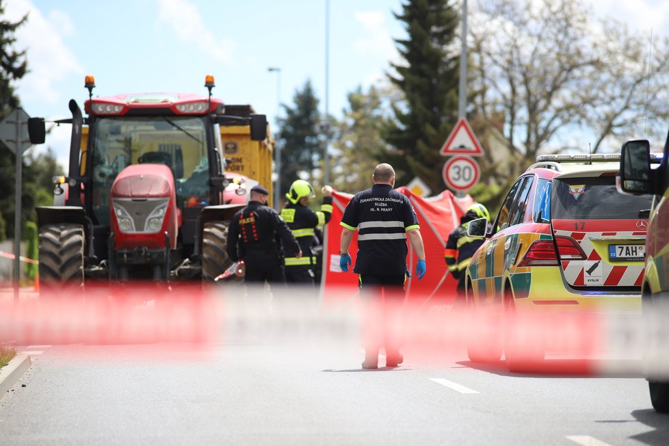 V Horních Počernicích došlo v sobotu 22. května ke srážce čtyřkolky s traktorem. Řidič čtyřkolky na místě zemřel.