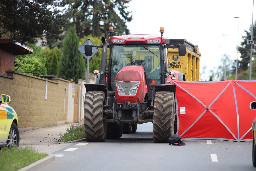 V Horních Počernicích došlo v sobotu 22. května ke srážce čtyřkolky s traktorem. Řidič čtyřkolky na místě zemřel.