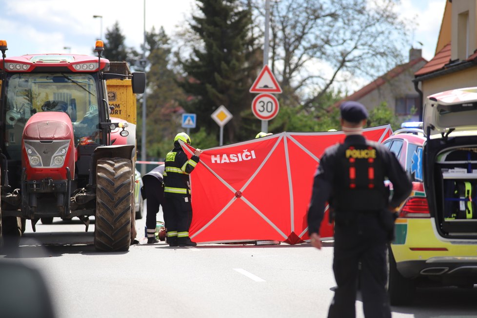 V Horních Počernicích došlo v sobotu 22. května ke srážce čtyřkolky s traktorem. Řidič čtyřkolky na místě zemřel.