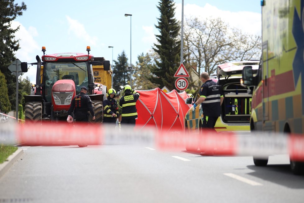 V Horních Počernicích došlo v sobotu 22. května ke srážce čtyřkolky s traktorem. Řidič čtyřkolky na místě zemřel.