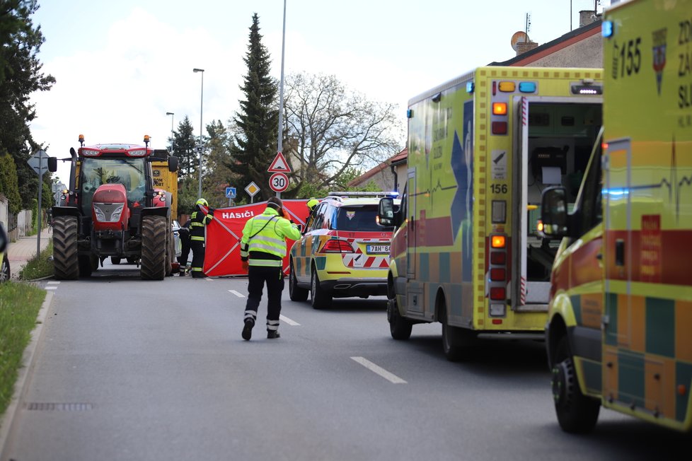 V Horních Počernicích došlo v sobotu 22. května ke srážce čtyřkolky s traktorem. Řidič čtyřkolky na místě zemřel.