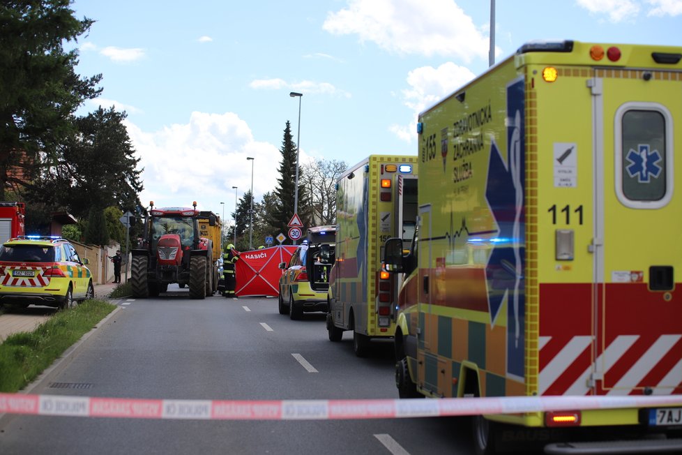 V Horních Počernicích došlo v sobotu 22. května ke srážce čtyřkolky s traktorem. Řidič čtyřkolky na místě zemřel.