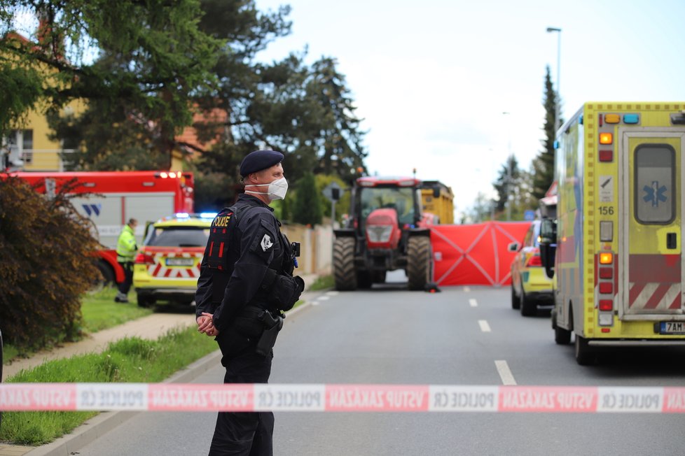 V Horních Počernicích došlo v sobotu 22. května ke srážce čtyřkolky s traktorem. Řidič čtyřkolky na místě zemřel.