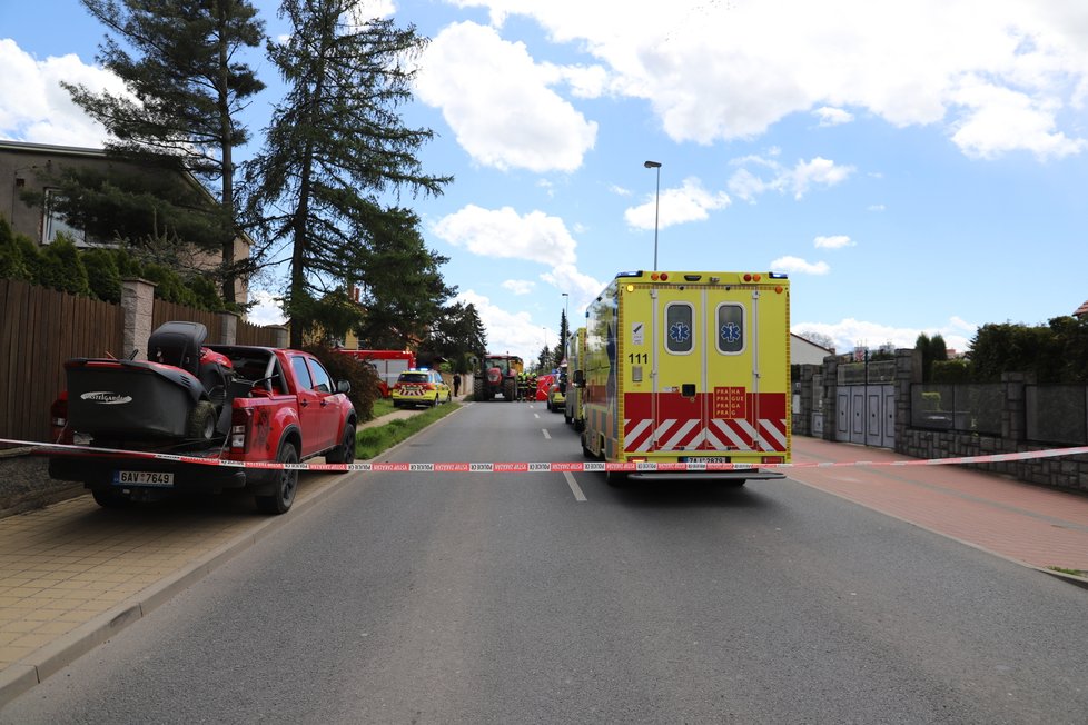 V Horních Počernicích došlo v sobotu 22. května ke srážce čtyřkolky s traktorem. Řidič čtyřkolky na místě zemřel.