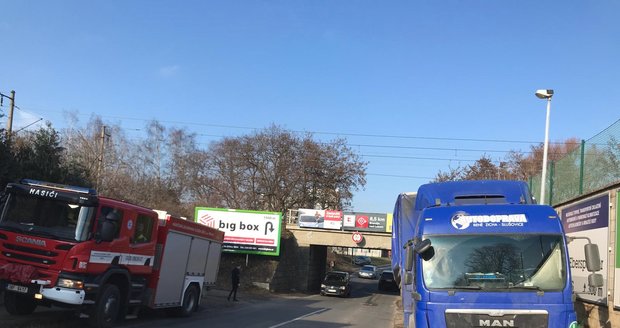 V Horních Počernicích uvázl pod mostem kamion. 31. 1. 2019