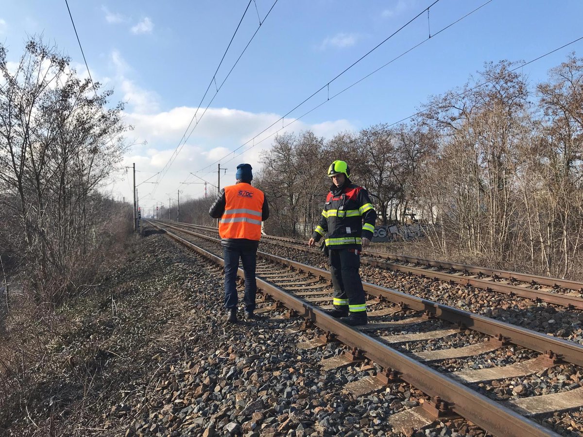 V Horních Počernicích uvázl pod mostem kamion. 31. 1. 2019