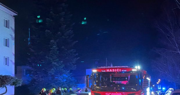 V bytě v Horních Počernicích vypukl požár. Hasiči evakuovali a zachraňovali obyvatele domu. (22. ledna 2024)