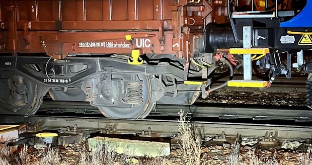 V Horních Počernicích vykolejil vlak a zastavil dopravu směrem na Masarykovo nádraží