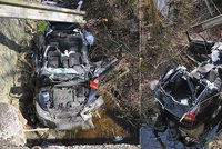 Drsná nehoda dvou aut Horním Slavkově: Škodovka skončila v potoce, řidič BMW byl pod vlivem drog a alkoholu