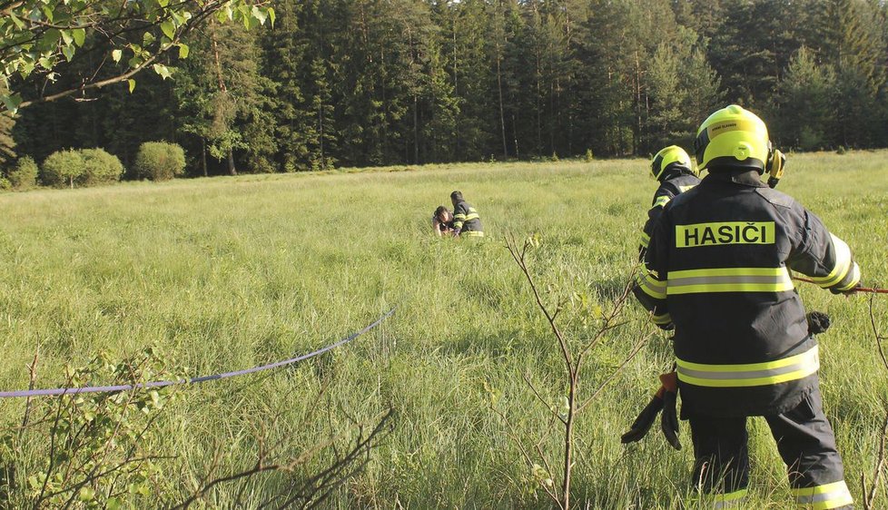 Žena na Sokolovsku uvízla při lovení »kešek« v rašeliništi, zachránili ji hasiči.
