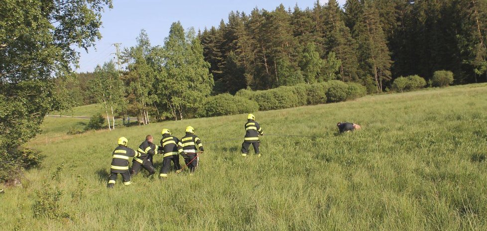 Žena na Sokolovsku uvízla při lovení »kešek« v rašeliništi, zachránili ji hasiči.