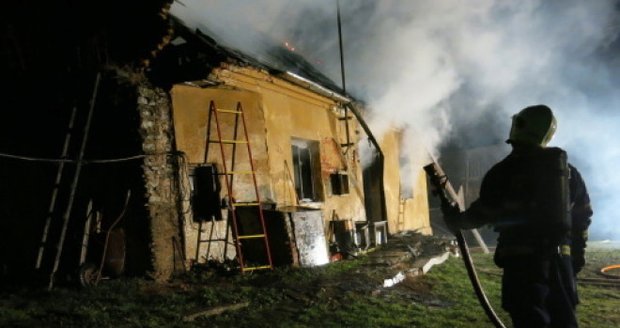 Muž si při zatápění podpálil dům! Vybuchlý kotel způsobil škodu 800 tisíc