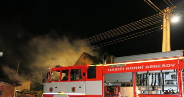 Požár zachvátil rodinný dům na Jesenicku: Uhořel člověk
