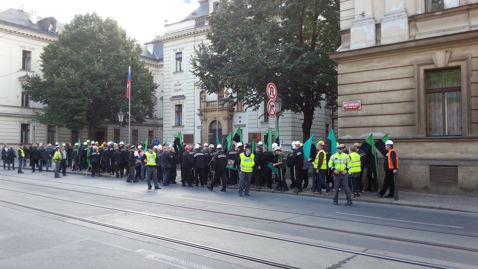 Osm desítek horníků z Ostravska přijelo do Prahy demonstrovat. Požadovali možnost snížení důchodové hranice.