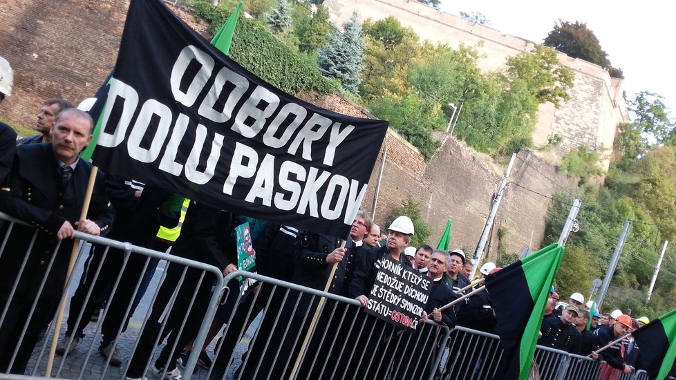Osm desítek horníků z Ostravska přijelo do Prahy demonstrovat. Požadovali možnost snížení důchodové hranice.