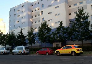 V Hornoměcholupské ulici v Praze byla nalezena dvě těla.