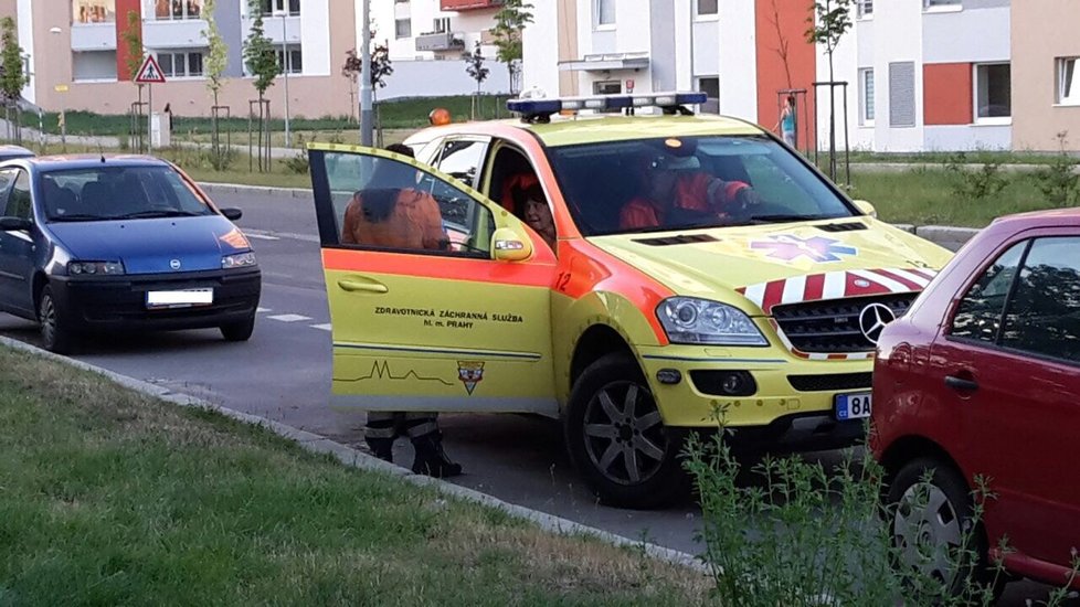 V Hornoměcholupské ulici v Praze byla nalezena dvě těla.