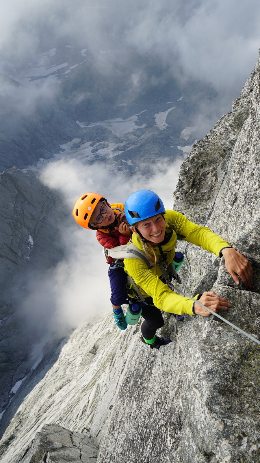 Obě děti se staly nejmladšími horolezci, kteří horu zdolali