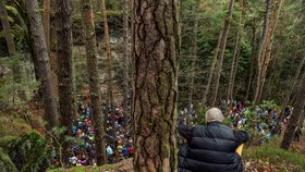 Tradiční bohoslužba za zemřelé horolezce se konala 24. prosince na symbolickém hřbitově horolezců na Hrubé Skále v Českém ráji.