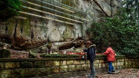 Tradiční bohoslužba za zemřelé horolezce se konala 24. prosince na symbolickém hřbitově horolezců na Hrubé Skále v Českém ráji.