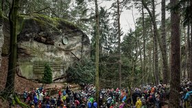 Tradiční bohoslužba za zemřelé horolezce se konala 24. prosince na symbolickém hřbitově horolezců na Hrubé Skále v Českém ráji.