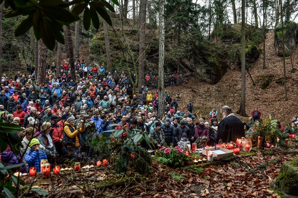 Tradiční bohoslužba za zemřelé horolezce se konala 24. prosince na symbolickém hřbitově horolezců na Hrubé Skále v Českém ráji.