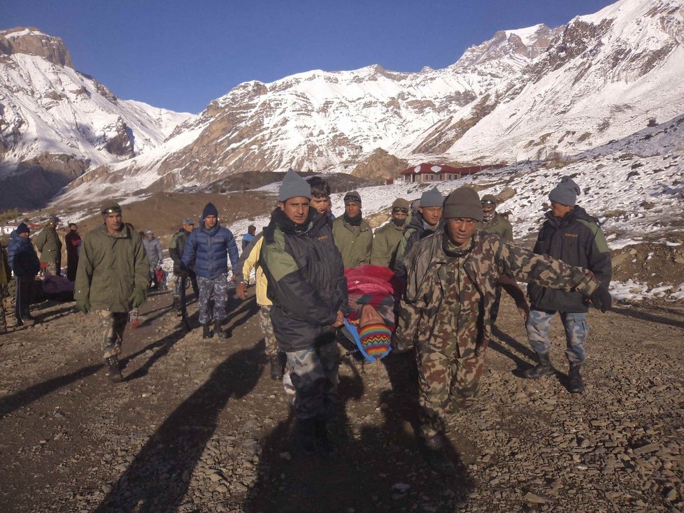 Minimálně 29 mrtvých a 85 pohřešovaných. To je bilance sněhové bouře v Himálaji.