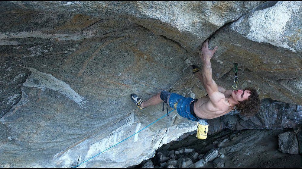 Český lezec Adam Ondra vymyslel a pak překonal nejtěžší horolezeckou trasu na světě