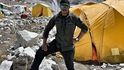 Nepálský horolezec Nirmal Purja v základním táboře před výstupem na 6. nejvyšší horu světa Cho Oyu.