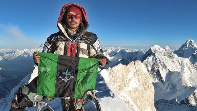 Nepálský horolezec Nirmal Purja na vrcholu K2, 2. nejvyšší hory světa.