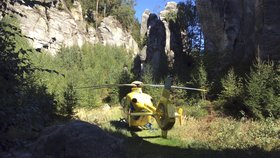 Záchranný vrtulník nakonec zvládl přistát přímo na místě.