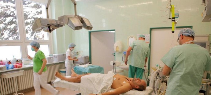 A jde se na to. Radek Jaroš jde na operaci, kde mu upraví amputované prsty na nohou.