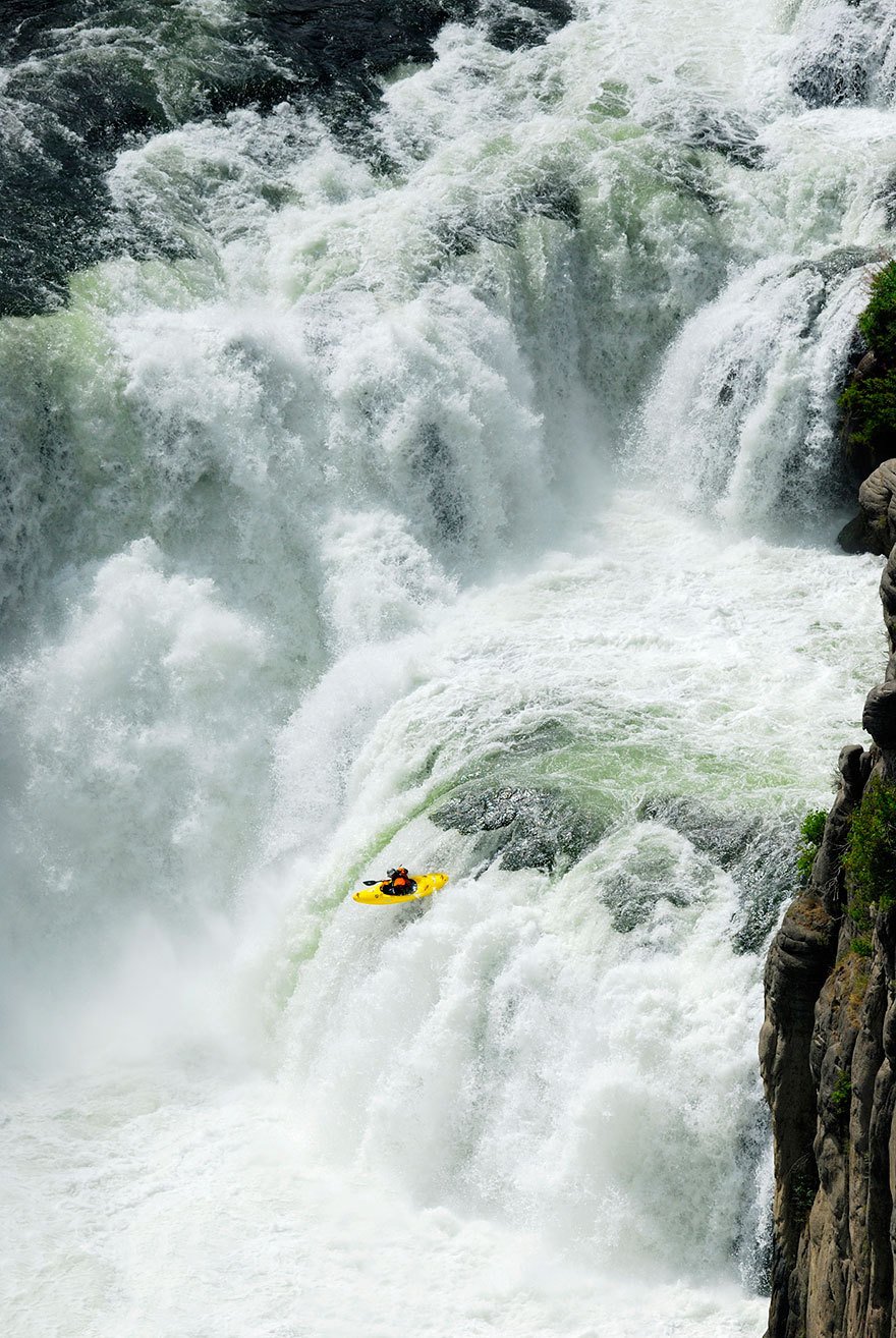 Někteří šílenci neváhají kvůli adrenalinu riskovat vlastní život.