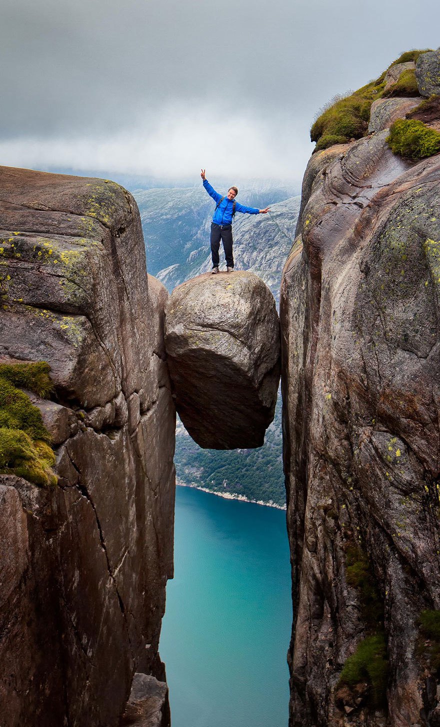 Někteří šílenci neváhají kvůli adrenalinu riskovat vlastní život.