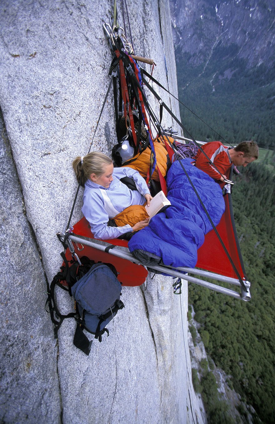 Někteří šílenci neváhají kvůli adrenalinu riskovat vlastní život.