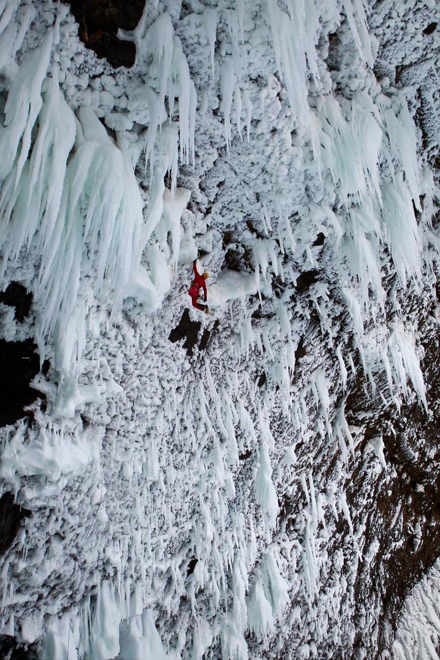 Někteří šílenci neváhají kvůli adrenalinu riskovat vlastní život.