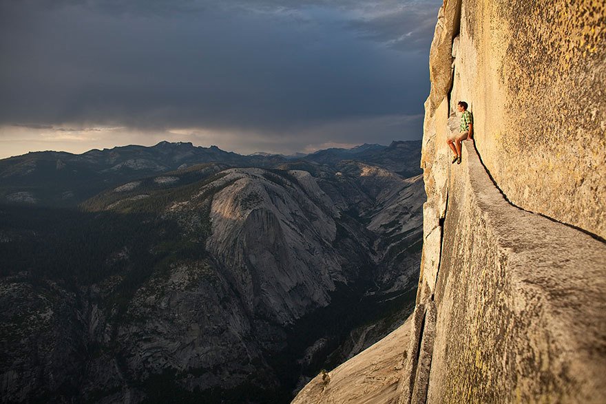 Někteří šílenci neváhají kvůli adrenalinu riskovat vlastní život.