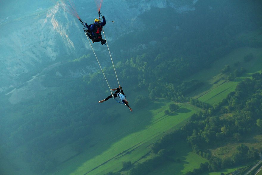 Někteří šílenci neváhají kvůli adrenalinu riskovat vlastní život.