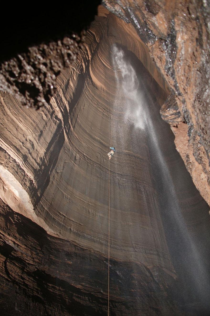 Někteří šílenci neváhají kvůli adrenalinu riskovat vlastní život.