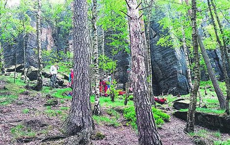 Při pádu z pískovcové skály se těžce zranil a záchranáři k němu museli slanit.