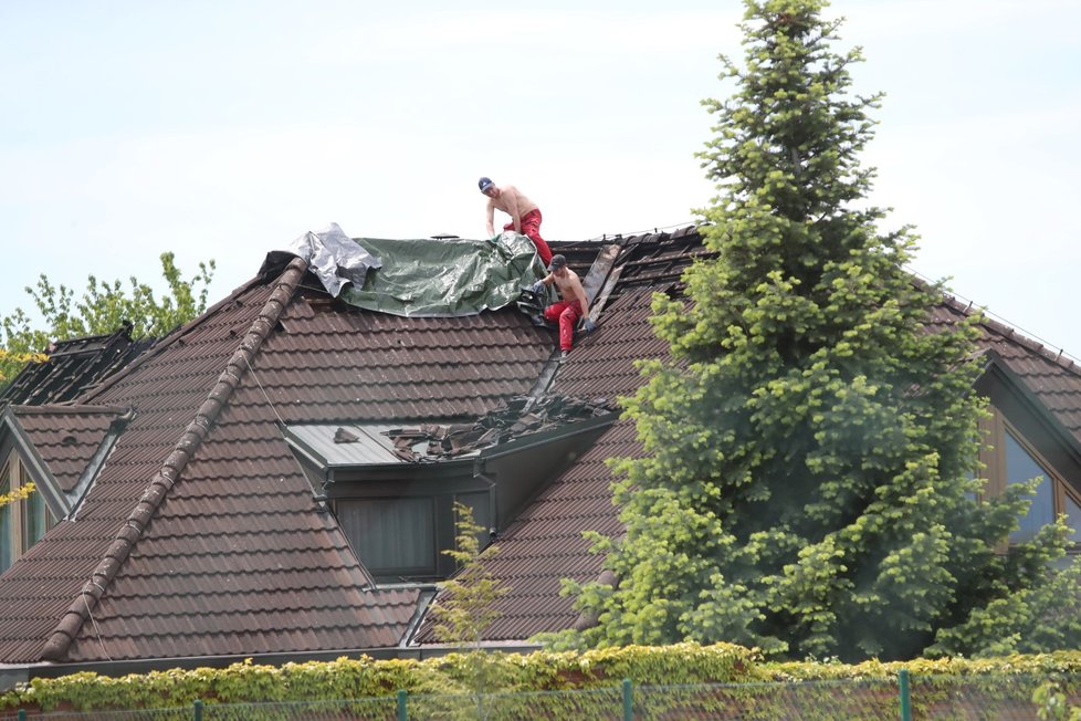 V Horoměřicích v pondělí 31. května hořel rodinný dům. Škoda se vyšplhala na 40 milionů korun.