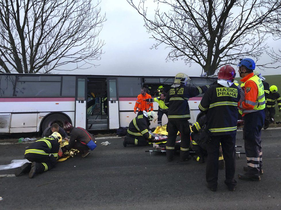 Přes třicet zraněných po nehodě autobusu v Horoměřicích.