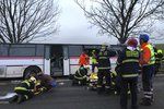Přes třicet zraněných po nehodě autobusu v Horoměřicích.