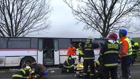 Přes třicet zraněných po nehodě autobusu v Horoměřicích.