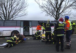 Přes třicet zraněných po nehodě autobusu v Horoměřicích.