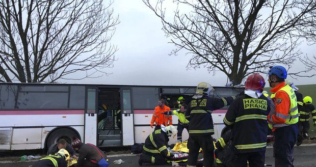 Přes třicet zraněných po nehodě autobusu v Horoměřicích