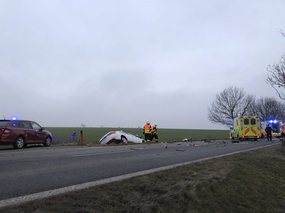 Přes třicet zraněných po nehodě autobusu v Horoměřicích.