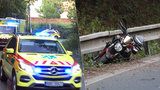 Vážná nehoda v Horoměřické. Mladý motorkář naboural do svodidel, s úrazem hlavy jej odvezla sanitka