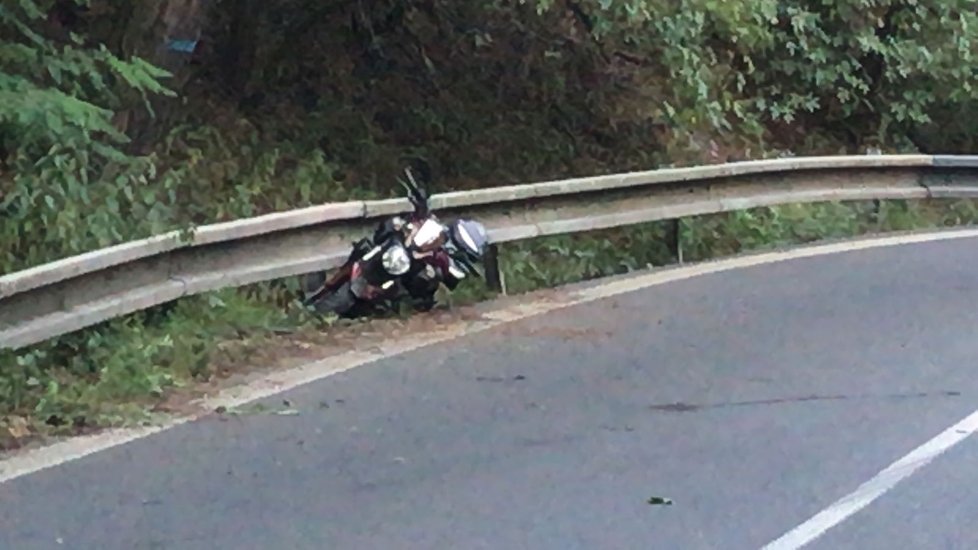 Motocyklista v ulici Horoměřická nezvládl řízení a naboural do svodidel. Se zraněními jej odvezla sanitka.